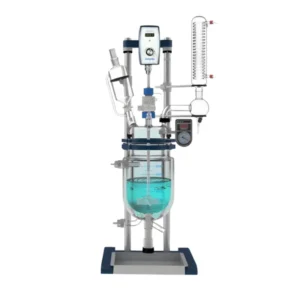 Reator de vidro encamisado de bancada da Vortex-R com agitador e condensador, ideal para laboratórios e compatível com chillers para reatores encamisados.