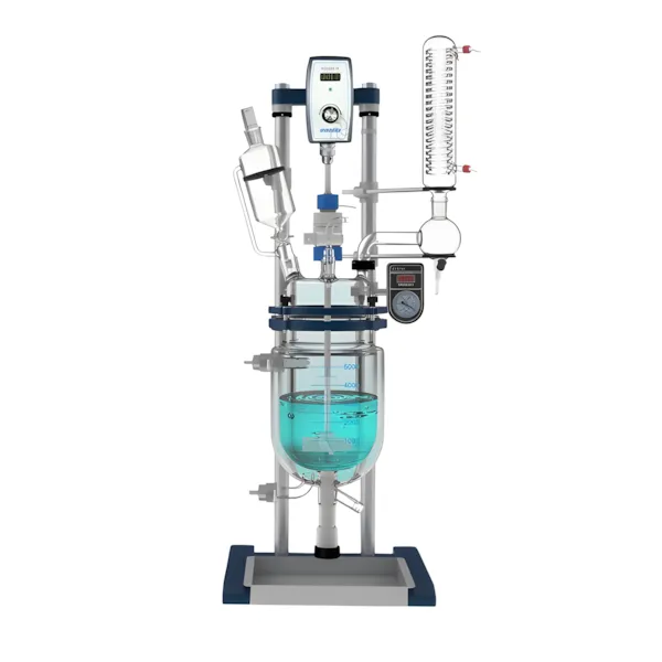 Reator de vidro encamisado de bancada da Vortex-R com agitador e condensador, ideal para laboratórios e compatível com chillers para reatores encamisados.