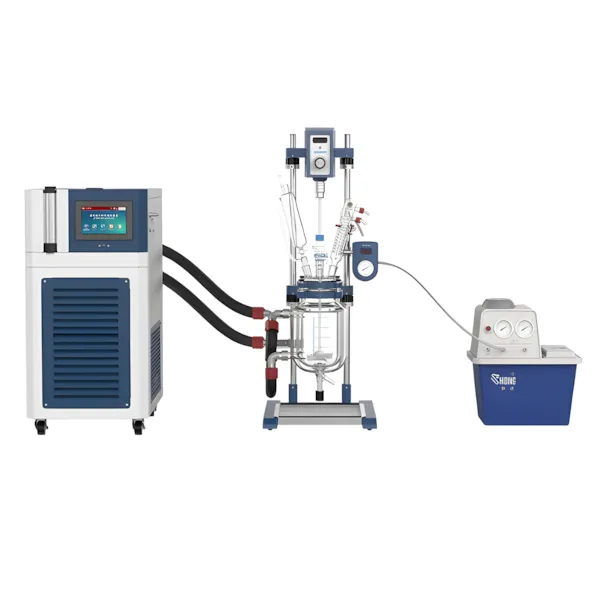 Reator de vidro encamisado de bancada 3L com chiller e bomba de vácuo acoplados, fabricado pela Vortex-R.