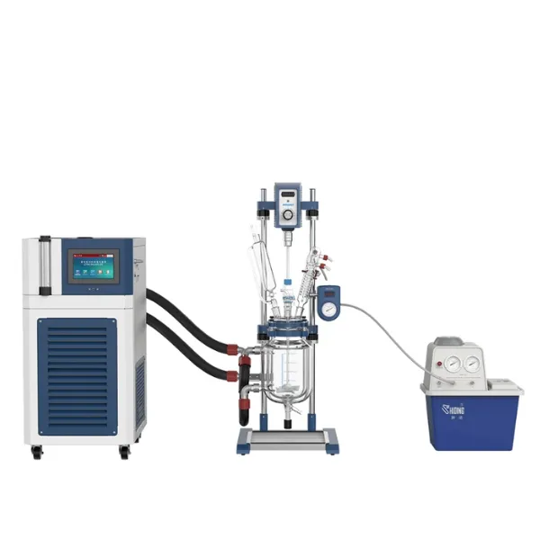 eator de vidro encamisado de bancada com chiller e bomba de vácuo em operação.