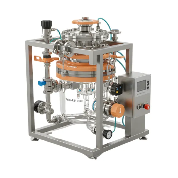 Um reator de vidro encamisado da Vortex-R personalizado com detalhes em laranja em ambiente industrial