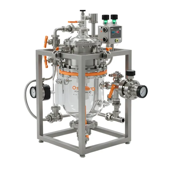 Um reator de vidro encamisado com detalhes em laranja em ambiente de laboratório industrial