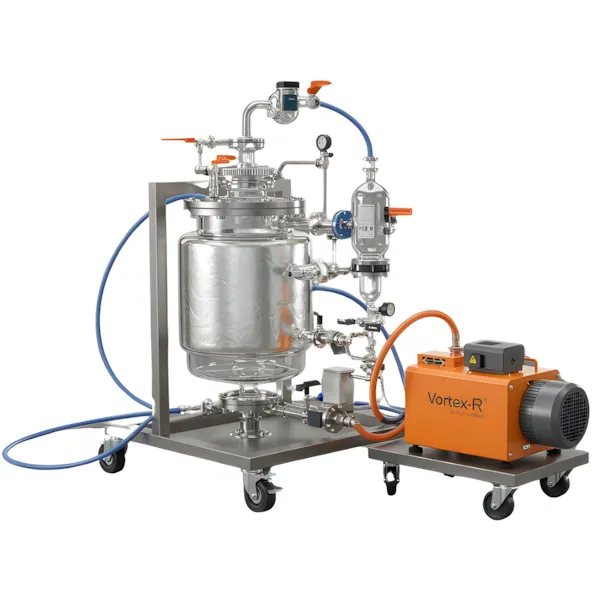 Reator de vidro encamisado em laboratório com camisa térmica e sistema de vácuo.