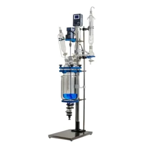 Reator de vidro encamisado de 5 litros com motor de agitação, funil de alimentação de bancada e condensador vertical, montado para aplicações laboratoriais e industriais.