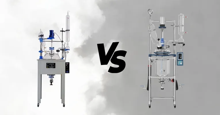 magem comparativa de dois reatores de laboratório: um sistema compacto e simples à esquerda, e um reator avançado e industrializado à direita, com a palavra 'vs' entre eles