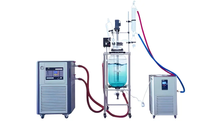 Reator de vidro encamisado de 30 litros com banho ultratermostático e chiller acoplado ao condensador