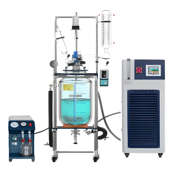 Reator de vidro encamisado de bancada 50L com chiller e bomba de vácuo acoplados, fabricado pela Vortex-R.