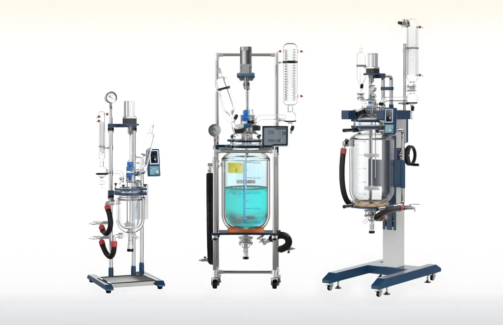 Imagem com três reatores de vidro encamisados da linha Performance da empresa Vortex-R: reator de bancada, planta piloto e com elevação/rotação.